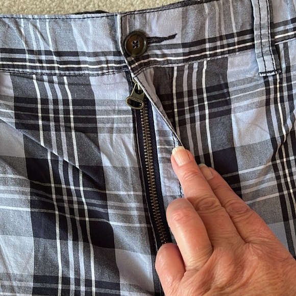 Men’s Tommy Hilfiger shorts. Great for golf or a dressier look. - Picture 3 of 5